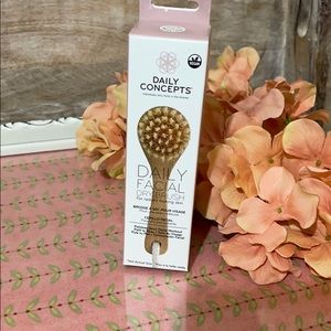 Daily Concepts Facial Dry Brush NWT